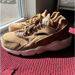 Toffee colored NIKE HUARACHE Sneakers with cream base